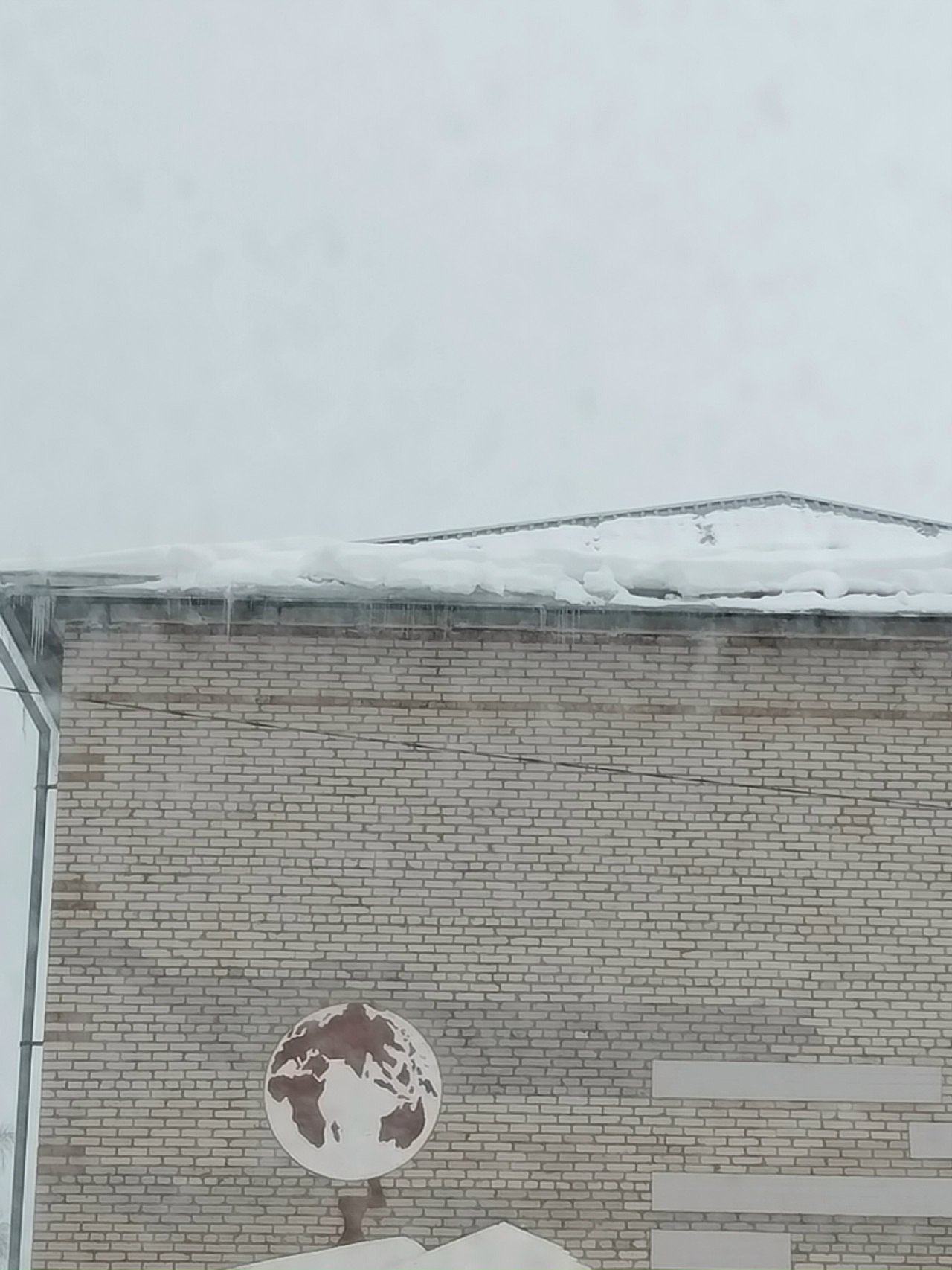 В Жукове из-за снега возникла опасность у школы №1. Родители обратили внимание на нечищенную крыш...