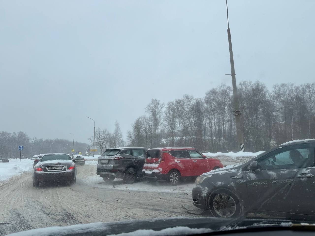 В связи с ухудшением погодных условий на дорогах наблюдается повышенная аварийность. На перекрест...