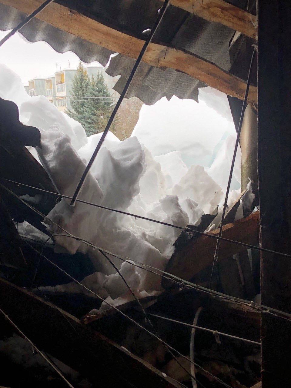 В Калужской области из-за обильных снегопадов повреждены крыши нескольких домов.

В Тарусе обруше...