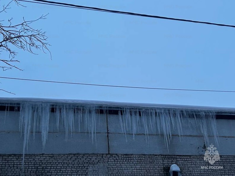 Областной МЧС предостерег жителей Обнинска от опасности сосулек. Наибольшему риску подвержены уча...