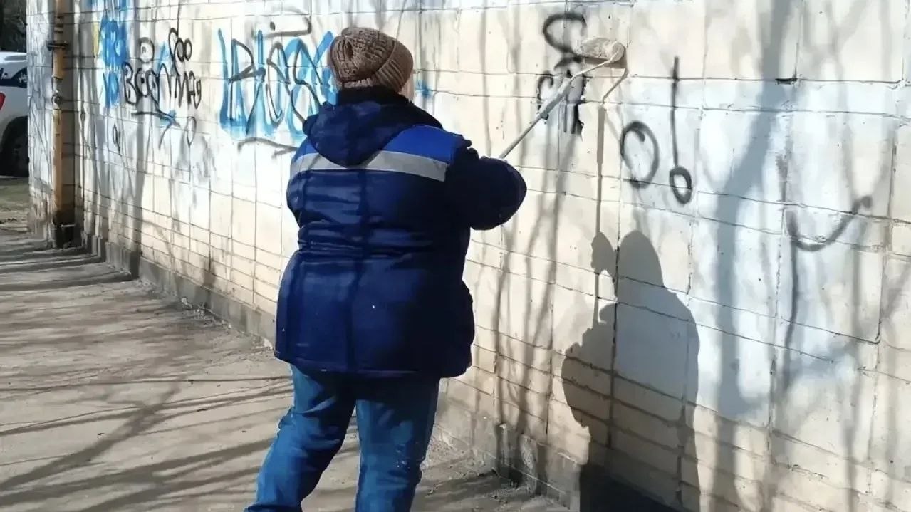 В Обнинске в апреле коммунальные службы должны удалить и закрасить не менее 100 граффити. Поручен...