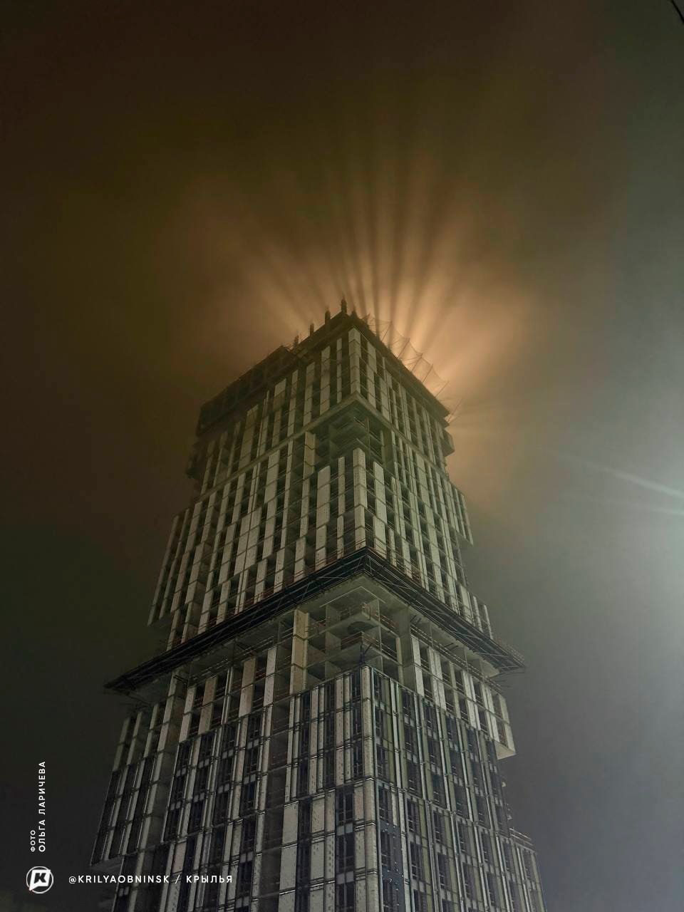 В тумане,.строящаяся башня в Циолковском выглядит по-настоящему зловеще. Прямо как декорации к по...