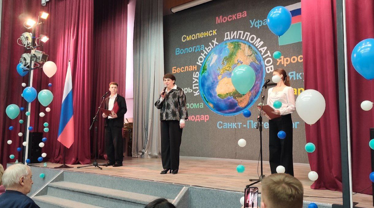 В лицее Держава устроили крутое посвящение в юные дипломаты! Приехали важные гости.

Пятиклассник...