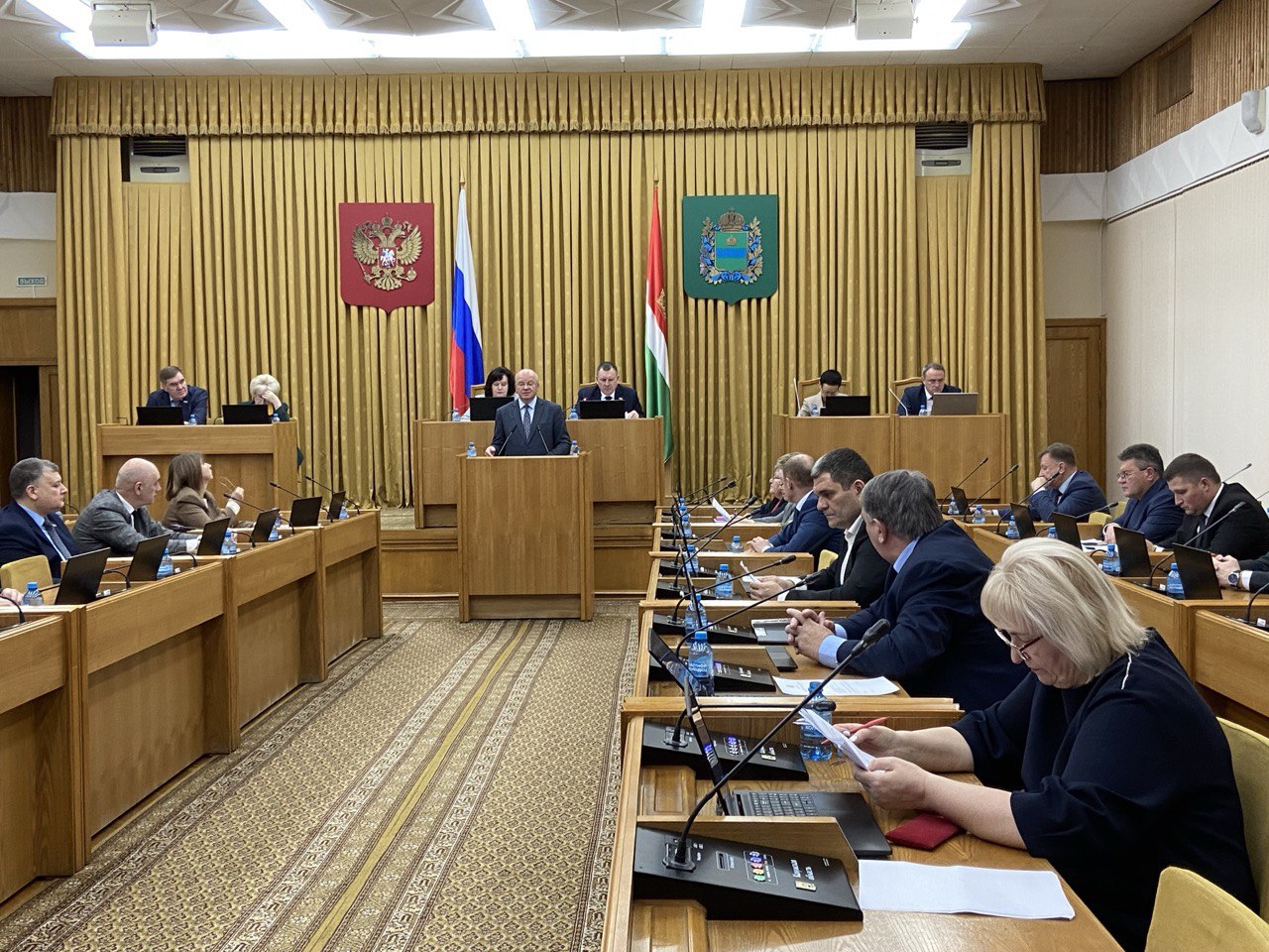 Областные депутаты приняли важные решения:

*   Зарплаты медиков и соцработников вырастут на 7,6%...