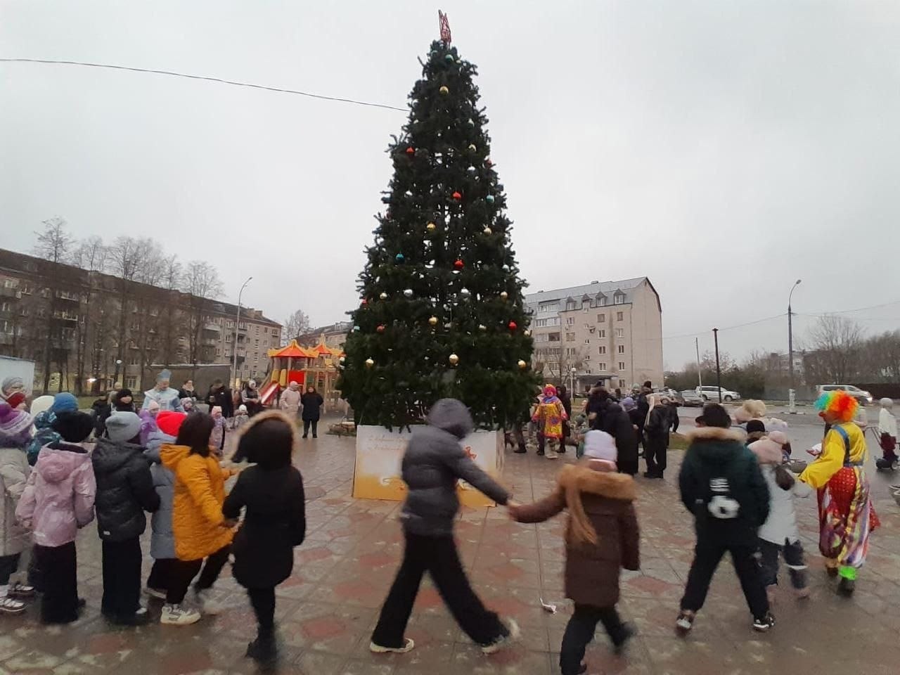 В Белоусове уже новогоднее настроение!

На площади у ДК «Созвездие» появилась елка, дети водили х...