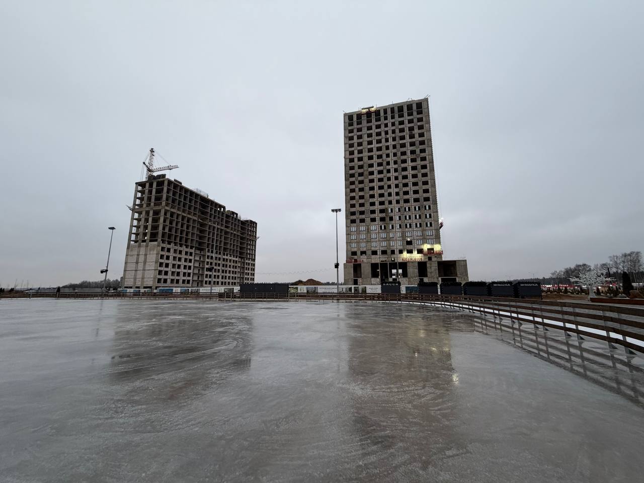 Ледовая площадка у спортивной школы «Наследие» в Балабаново уже активно заливается! 

Работы веду...